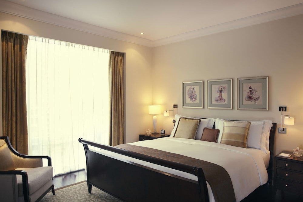 Raffles Makati 13/50