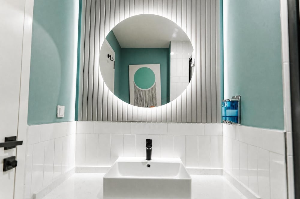 غرفة بريميوم بسرير كوين مع أريكة، Bird Nest Suites 10/10