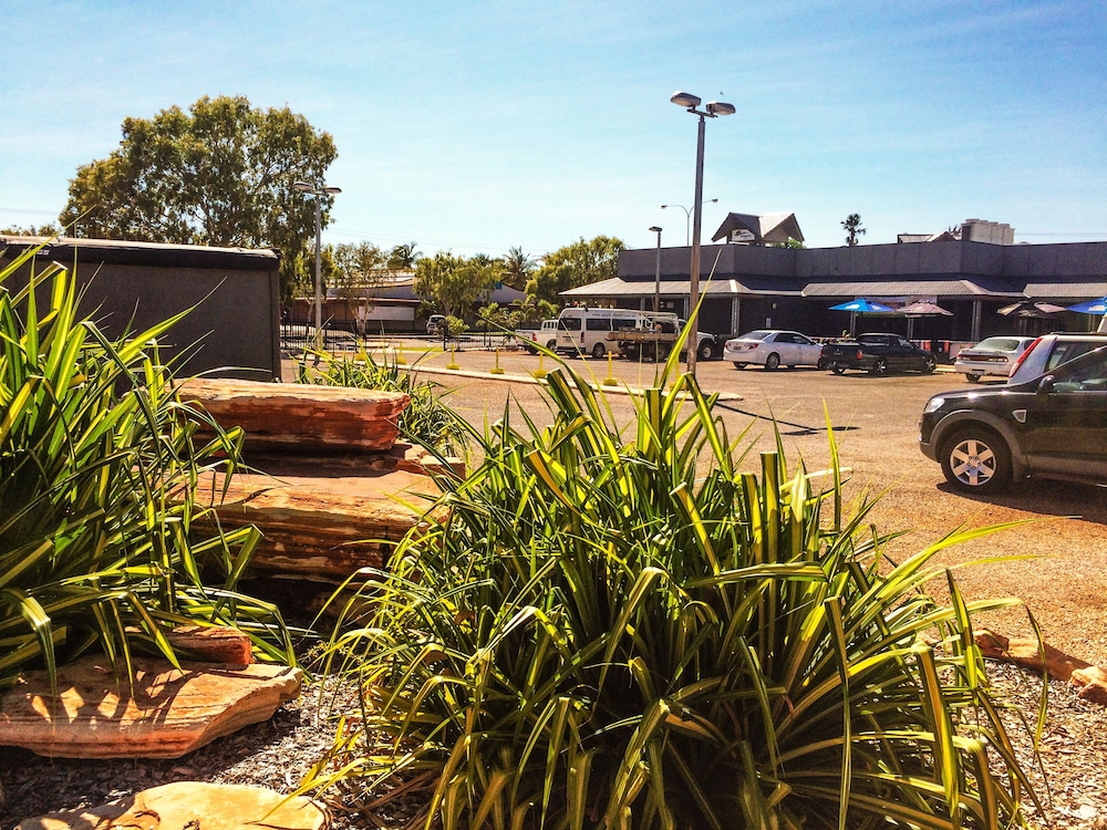 SPINIFEX HOTEL 26/39