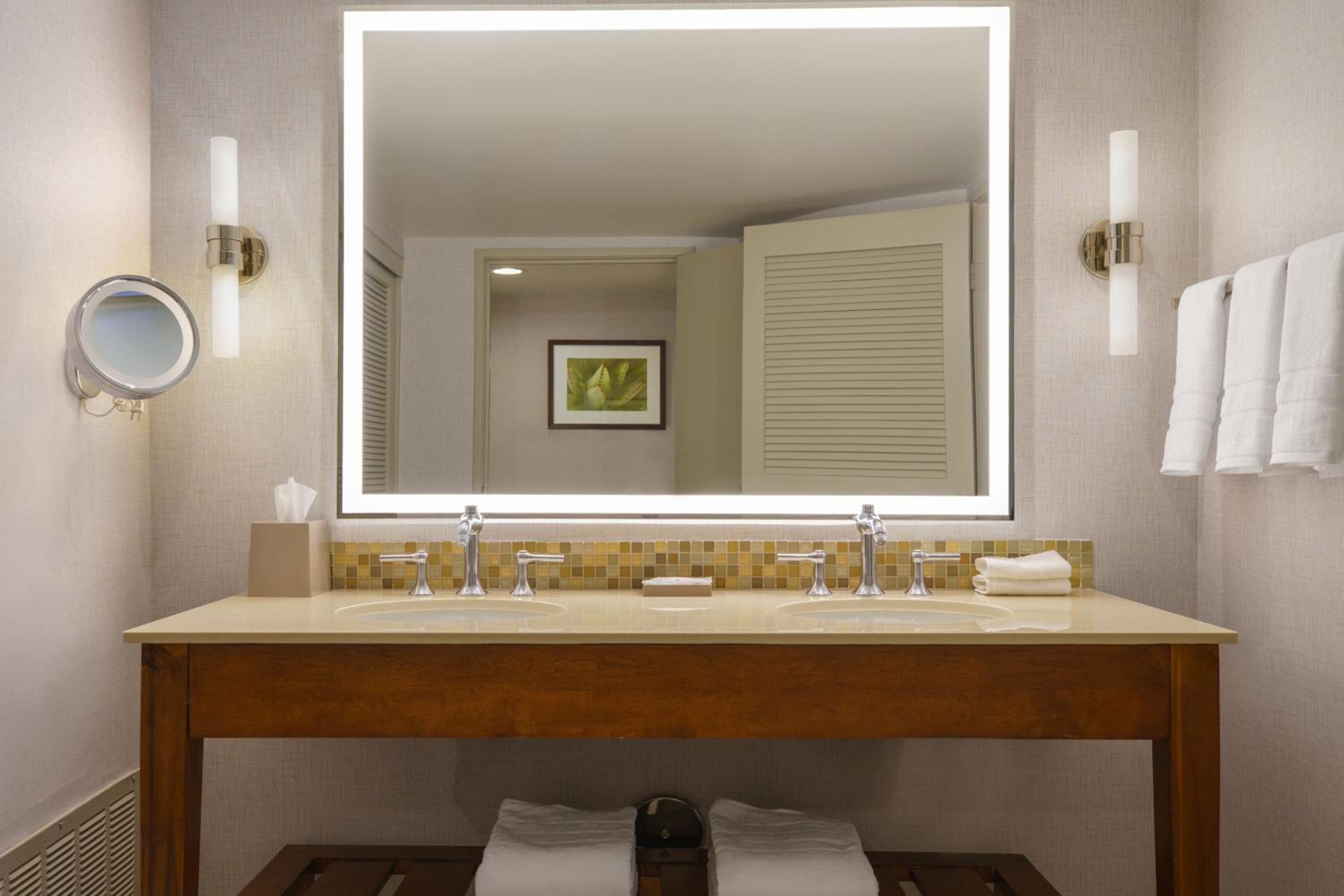 غرفة بسرير كينج بإطلالة على المسبح مع أريكة، The Westin Rancho Mirage Golf Resort and Spa 4/4