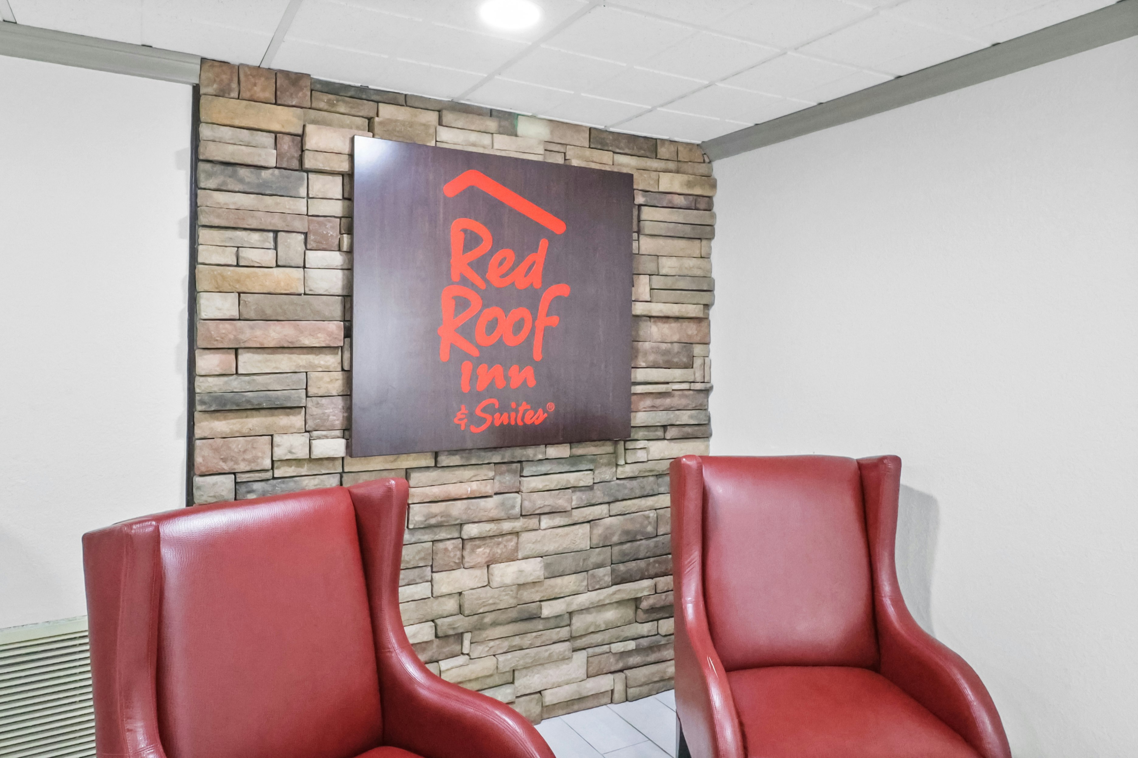 Red Roof Inn & Suites Fayetteville - Fort Bragg 17/27