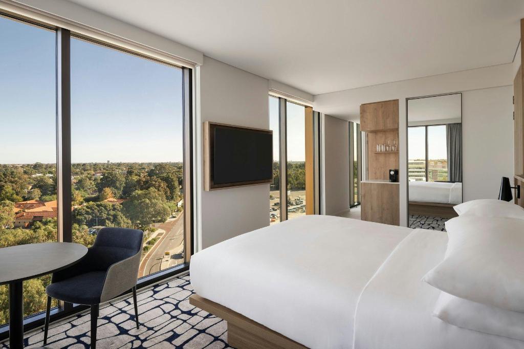 1 Bedroom, Suite, King Bed, Urban View, High Floor