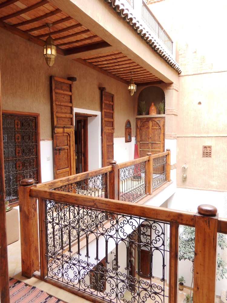 Riad Carina 4/75