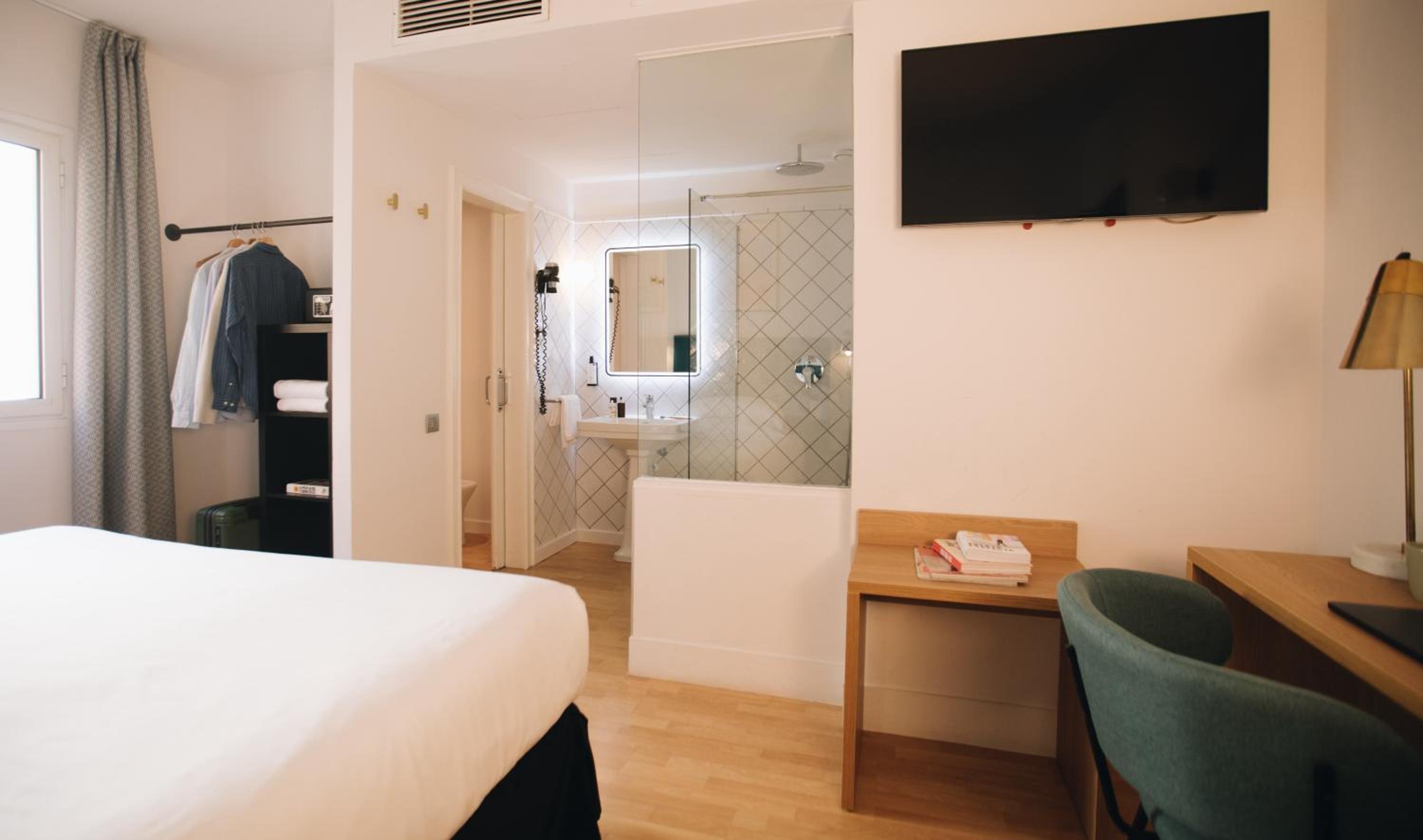 DELUXE, DOUBLE BED