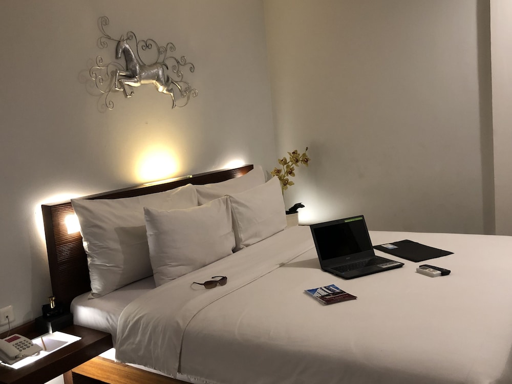 Burza Hotel 13/33