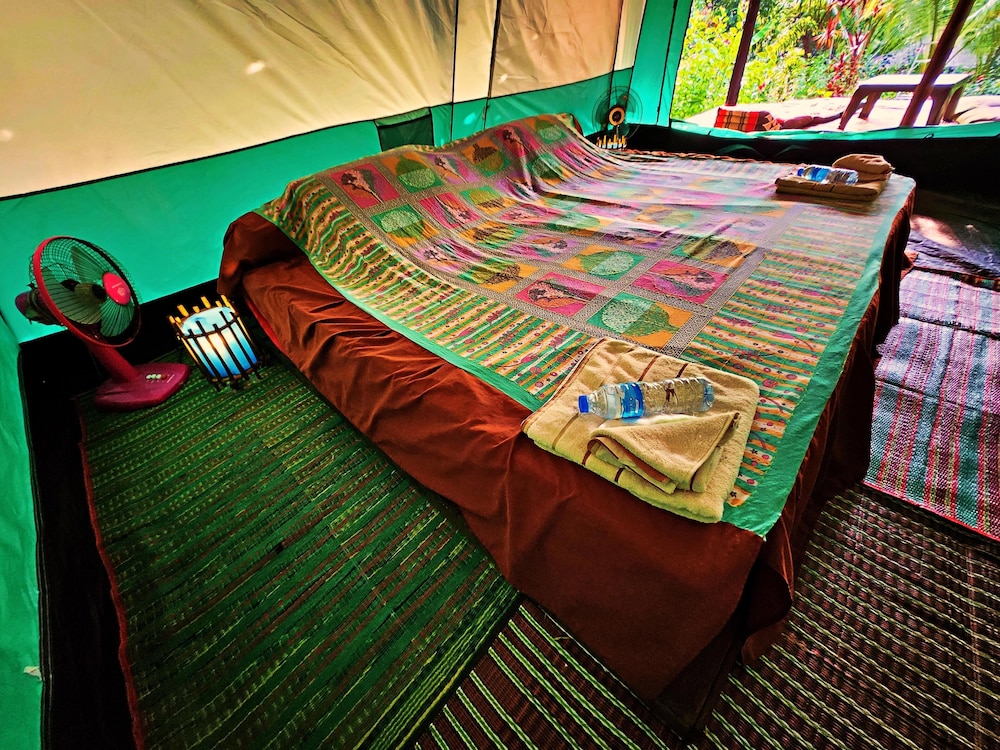 2 Bedrooms, Executive, Tent, King Bed, Park View, Patio