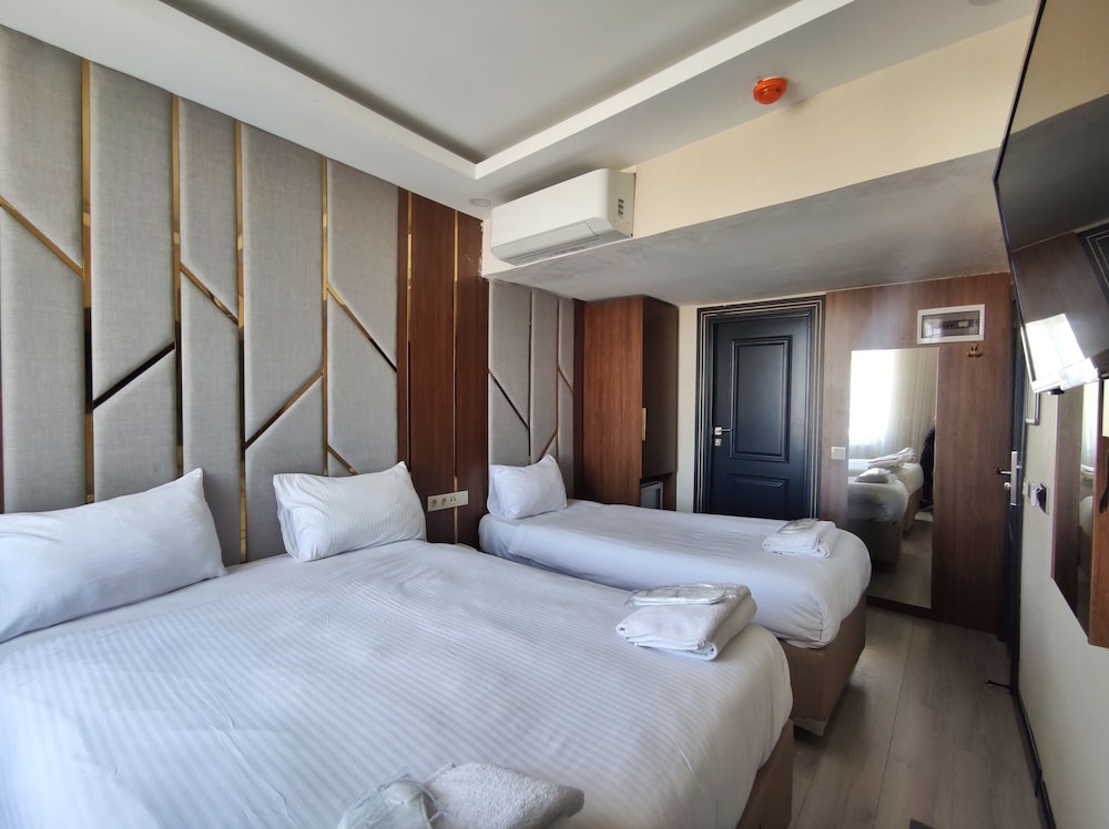 The Golden Pera's Hotel 13/50