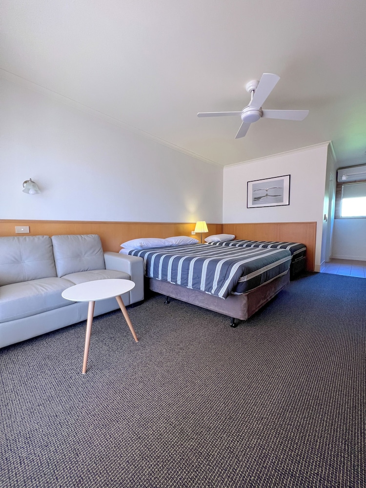 SUMMERHILL MOTOR INN 19/70