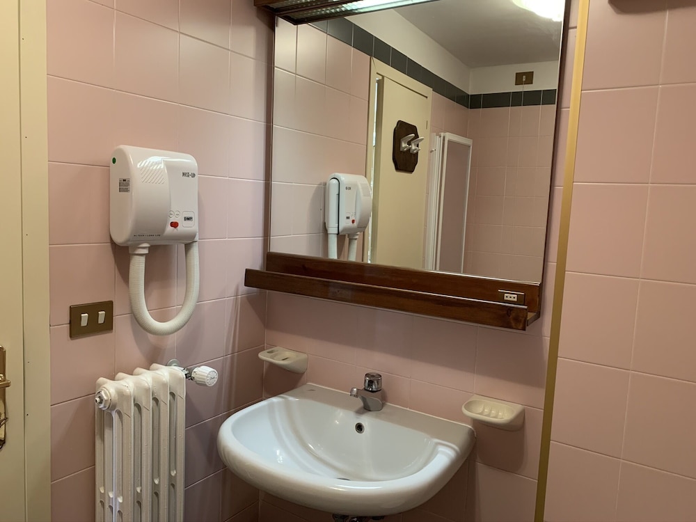 Serena Hotel 47/50