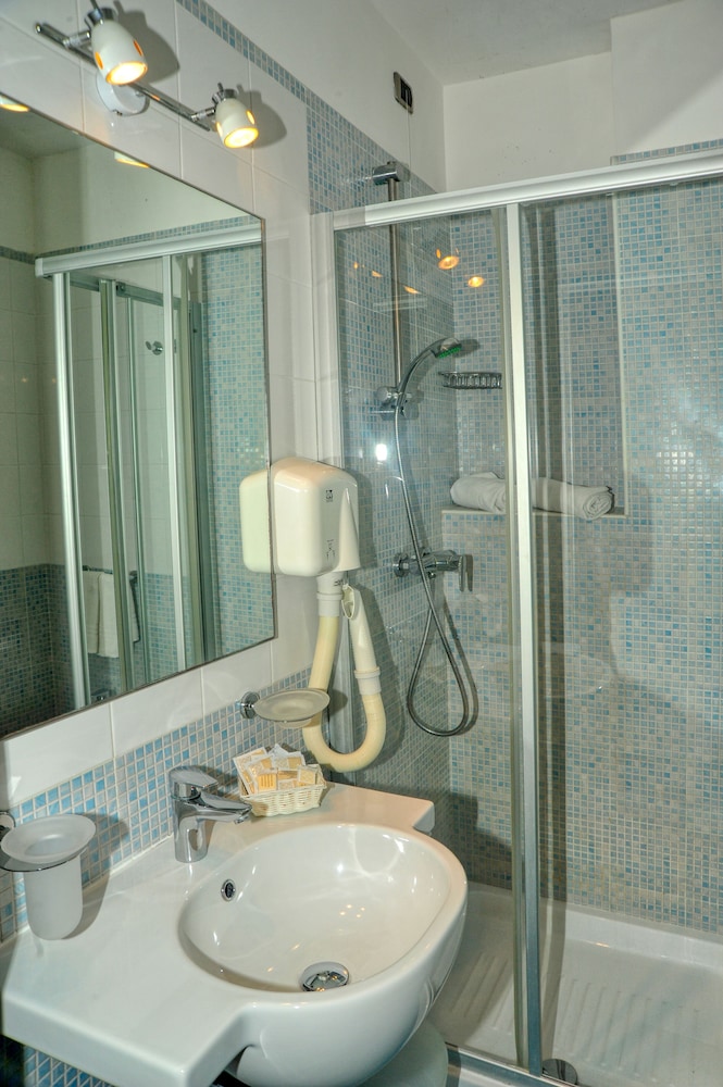 Hotel Albania 28/73