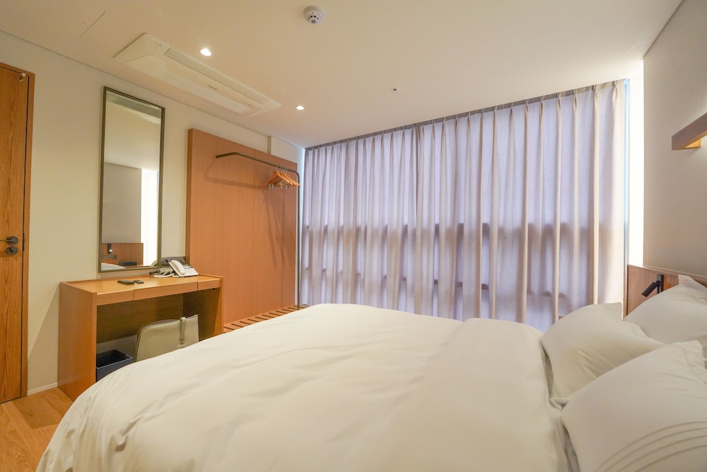 Hotel Ground 27 23/68