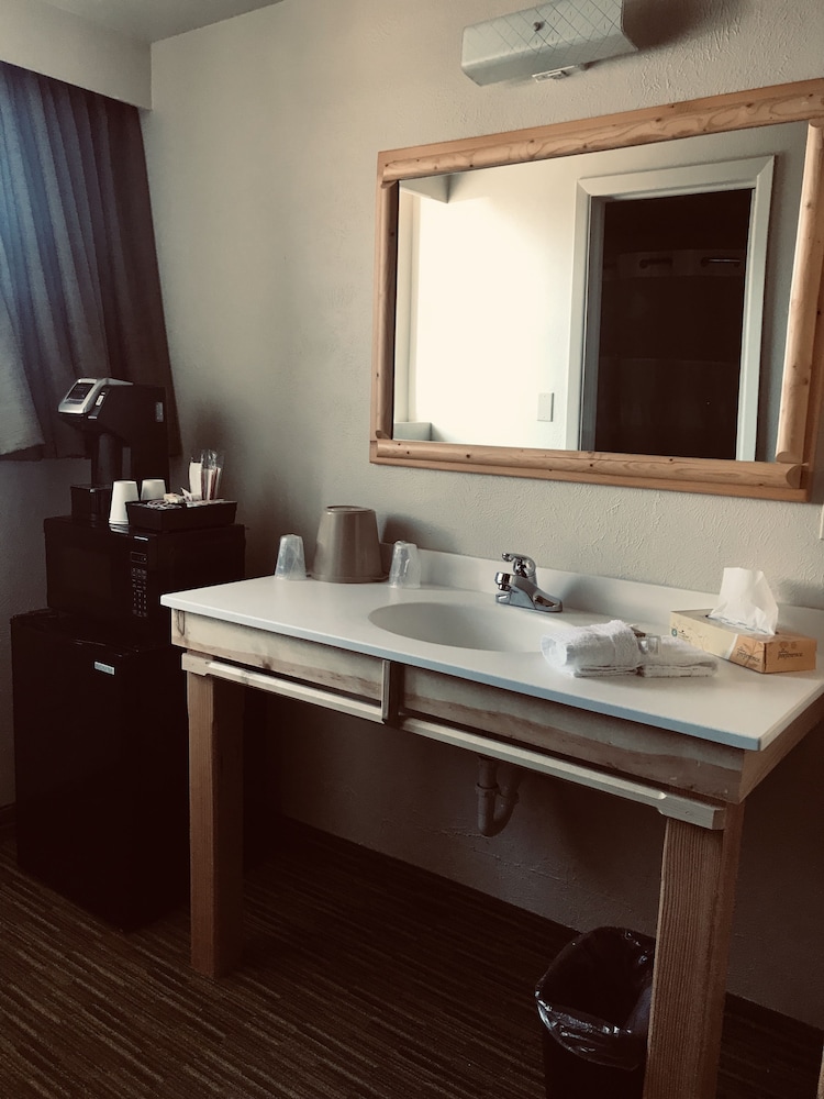 Days Inn and Suites by Wyndham Downtown Missoula-University 52/66