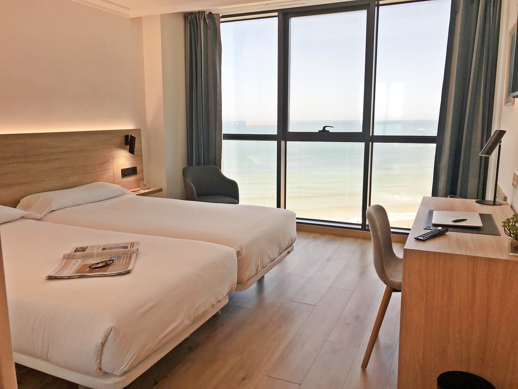 غرفة بسرير مزدوج بإطلالة على البحر، Principe de Asturias Hotel 3/5
