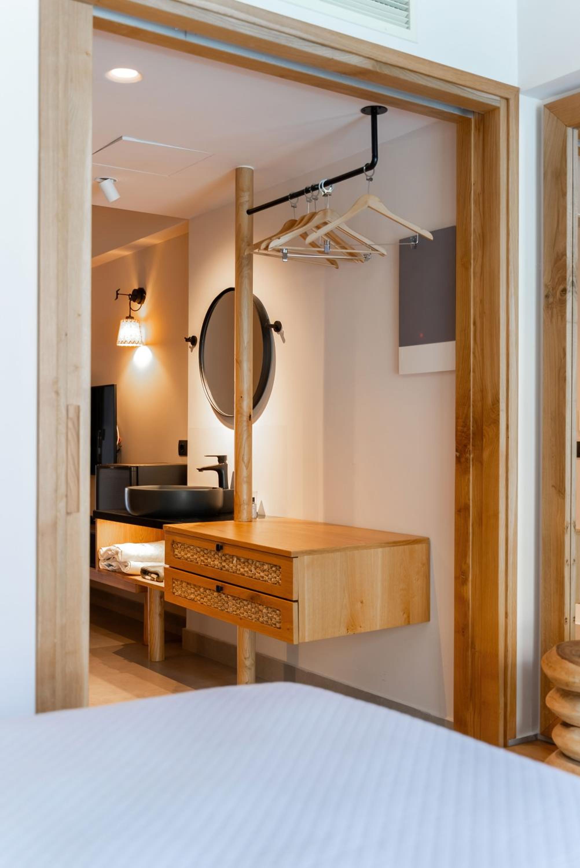 1 BEDROOM, SUITE, SIDE SEA VIEW