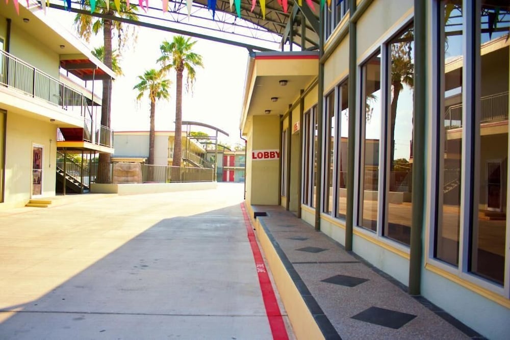 Whispering Palms Inn 28/35