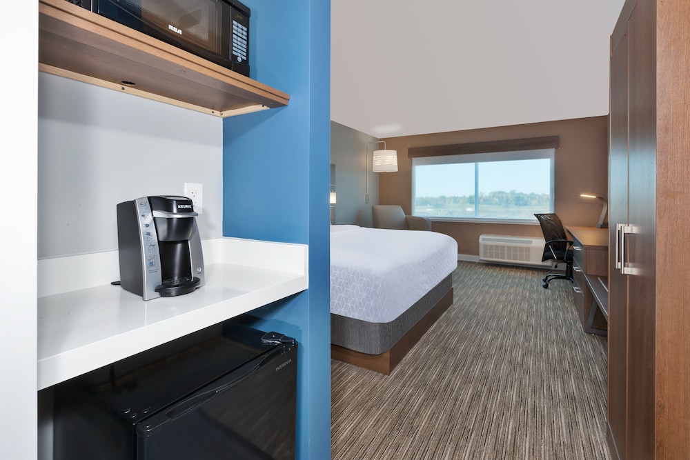 Holiday Inn Express And Suites Cedar Springs Grand Rapids North 16/42