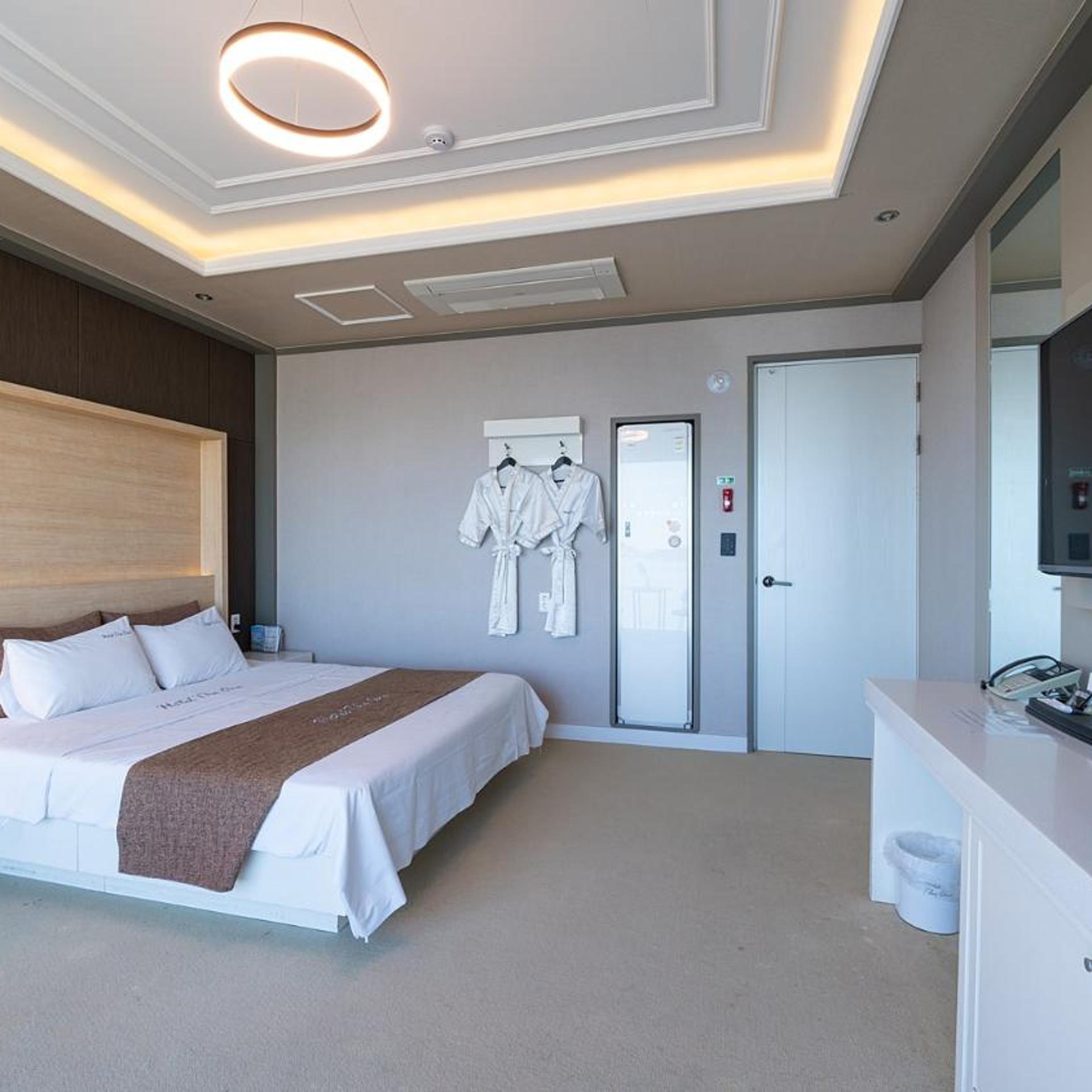 غرفة بريميوم بسرير مزدوج بإطلالة على البحر، Hotel The One Yeosu 4/10