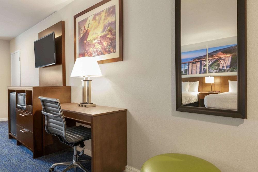 Days Inn & Suites By Wyndham Anaheim At Disneyland Park 40/44