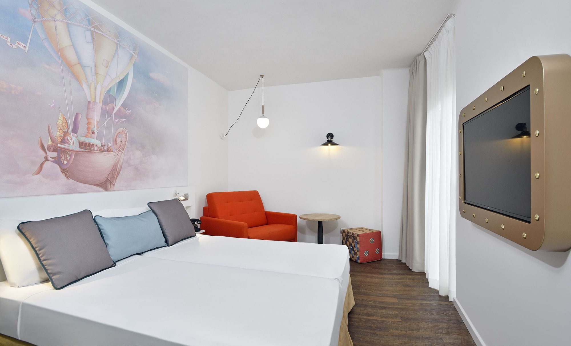 Standard, 1 Double and 4 Single Beds