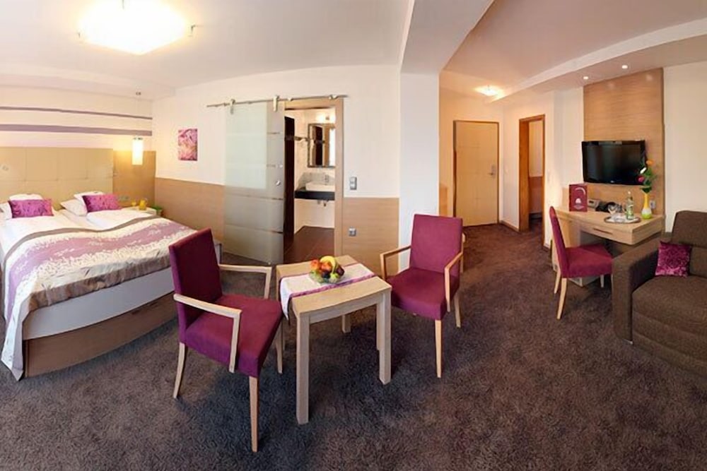 Ringhotel Lenauhof 12/50