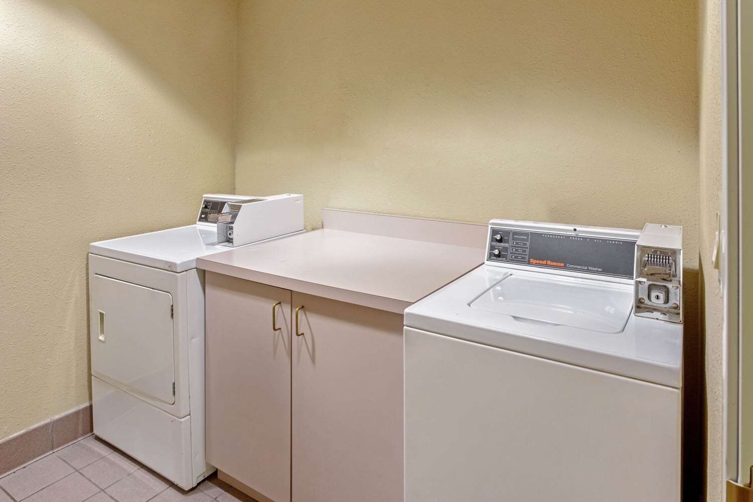 La Quinta Inn & Suites by Wyndham Appleton College Avenue 49/49