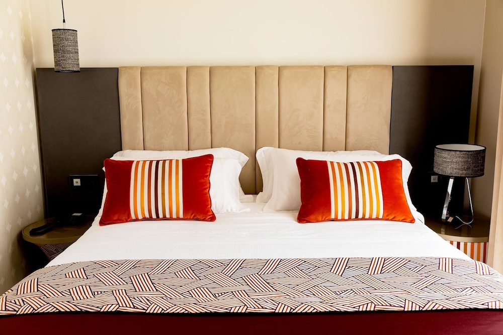 Amadomus Luxury Suites 11/46