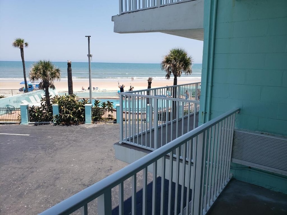 The Seascape Inn 49/53