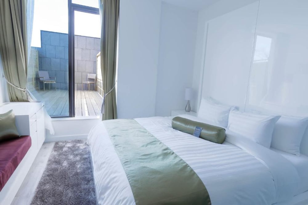 ROOM, KING BED, BALCONY
