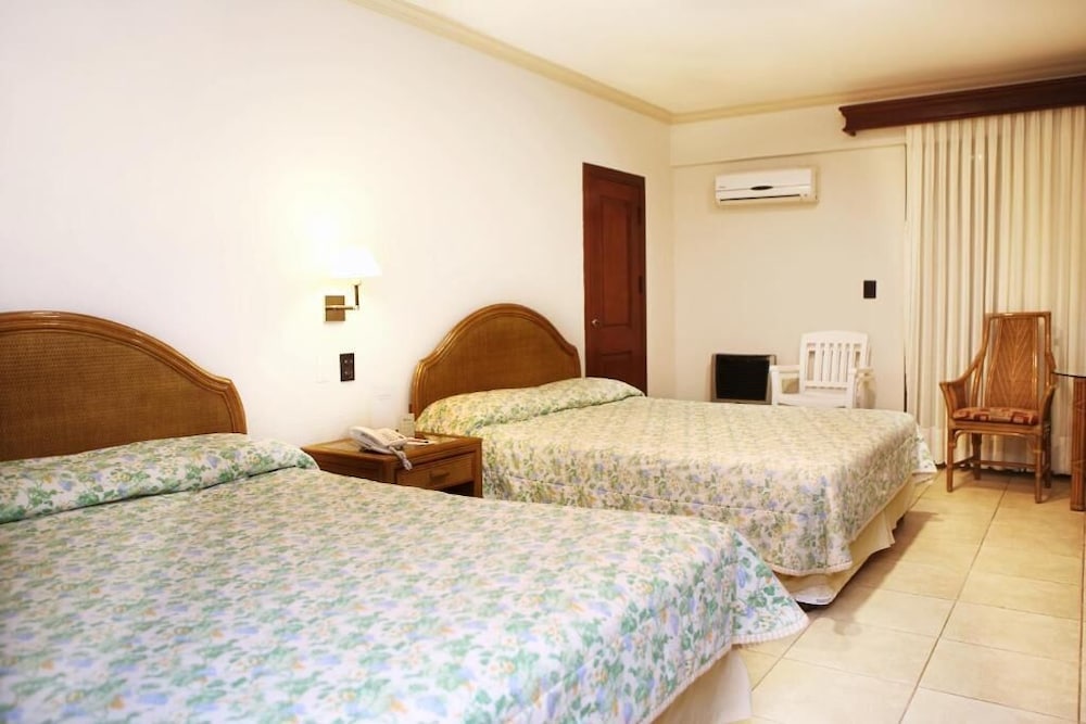 Los Parrales Hotel 7/33