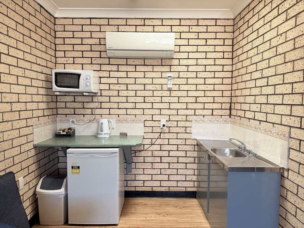 COWRA CREST MOTEL 50/50
