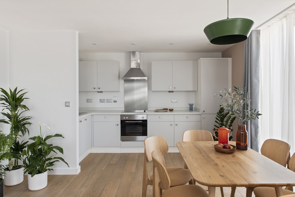 Cove Paradise Street 24/63