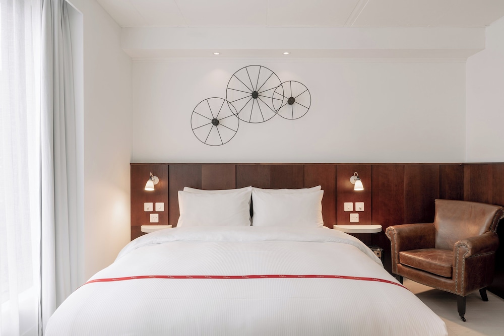 WOW, QUEEN BED