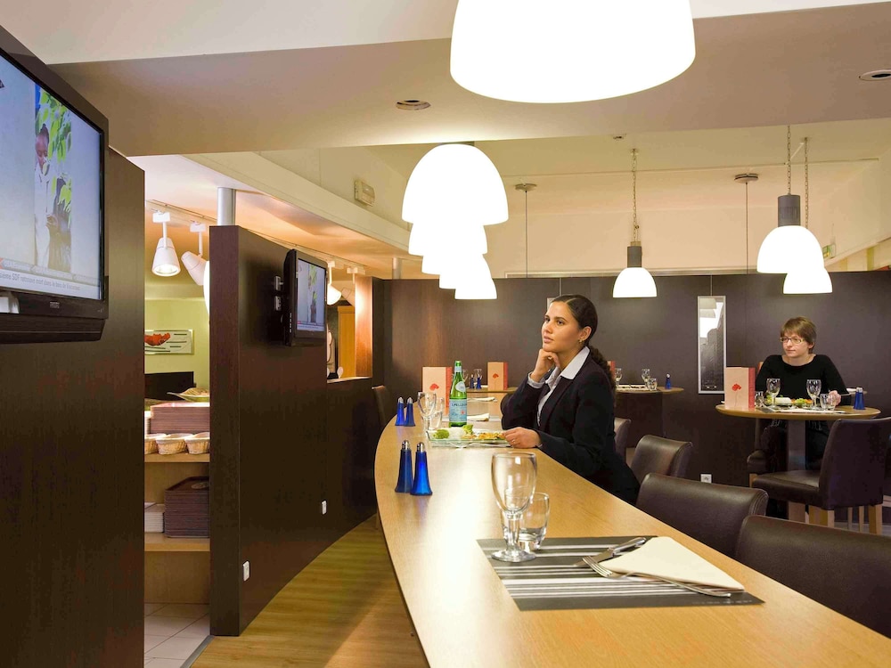 Hotel Mermoz Paris Le Bourget 48/53