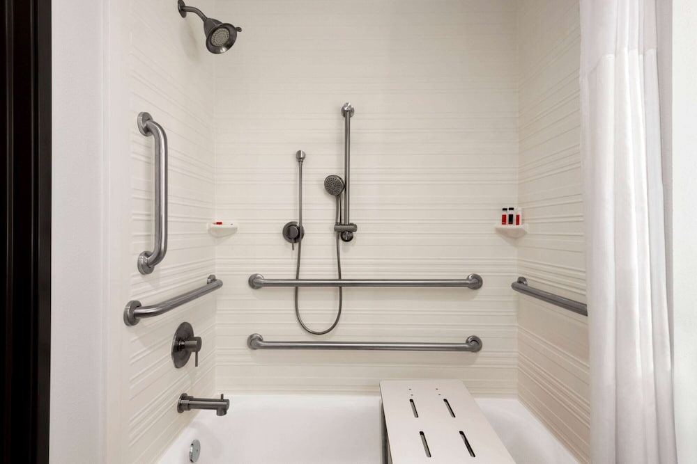 Days Inn & Suites By Wyndham Beaumont West / I-10 & Walden 22/47