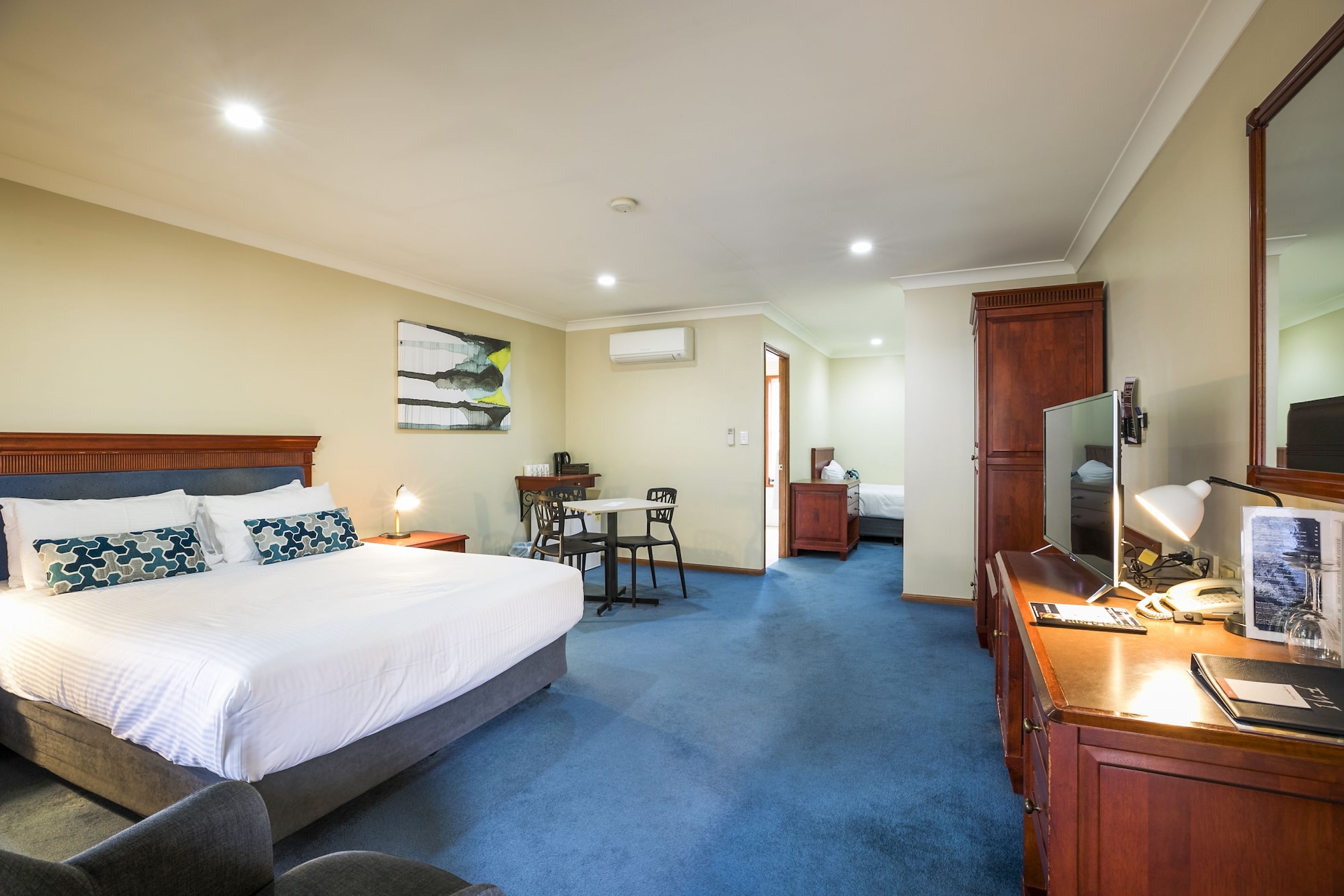 STUDIO, 1 QUEEN AND 1 SINGLE BED, ACCESSIBLE