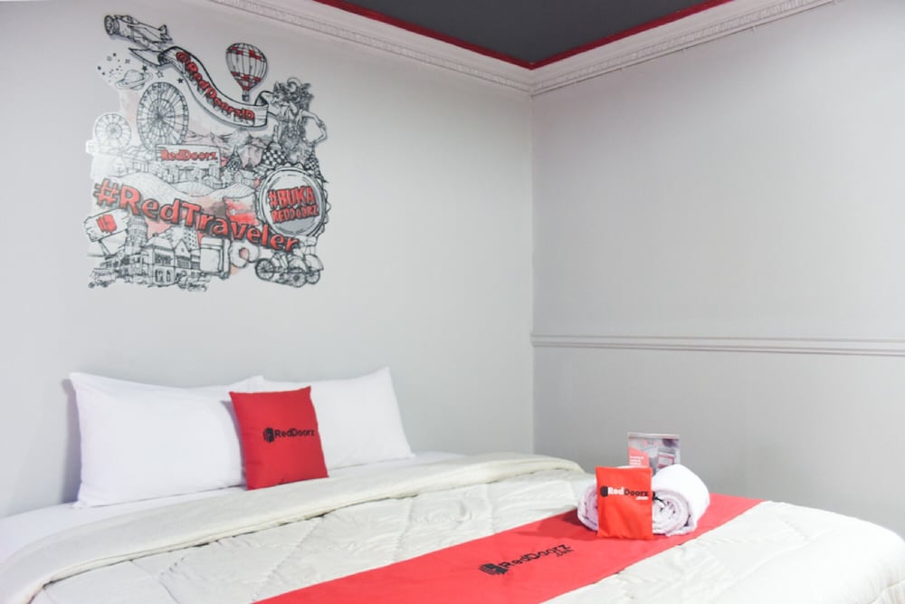 RedDoorz Plus near RSCM Jakarta 7/29