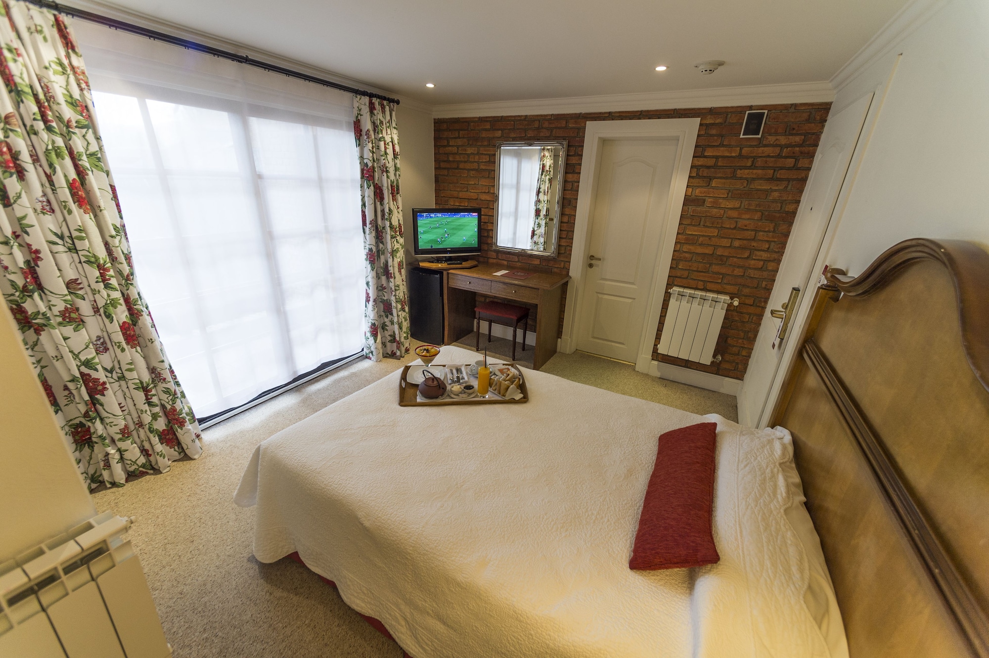 ROOM, SINGLE