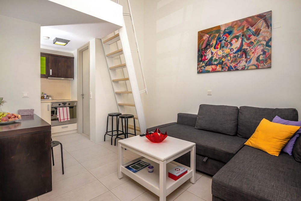 Vivian Art Apartments 11/28