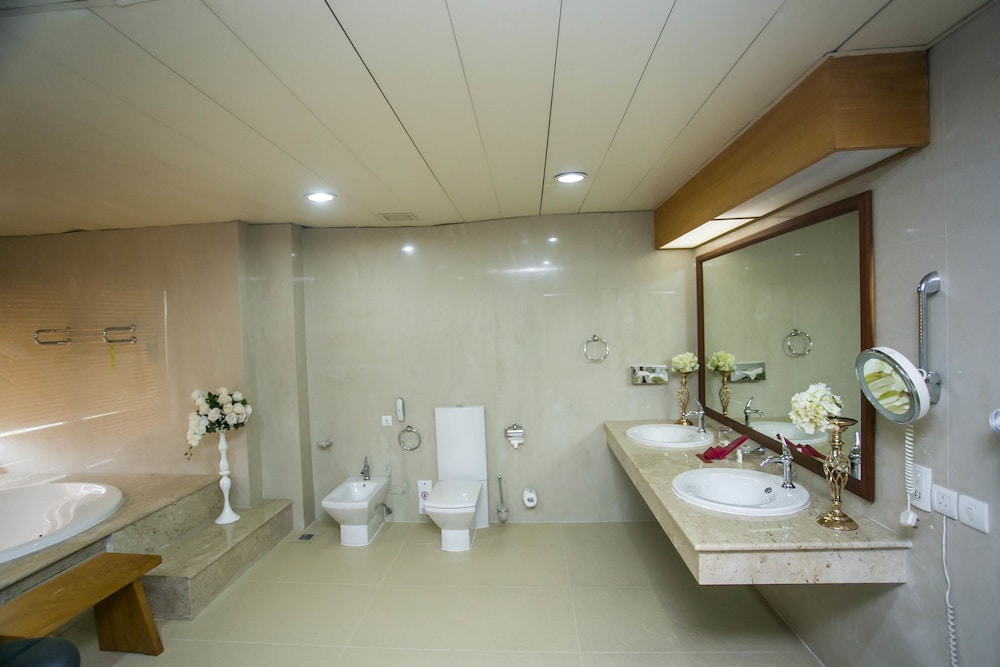 Lagos Oriental Hotel 70/74