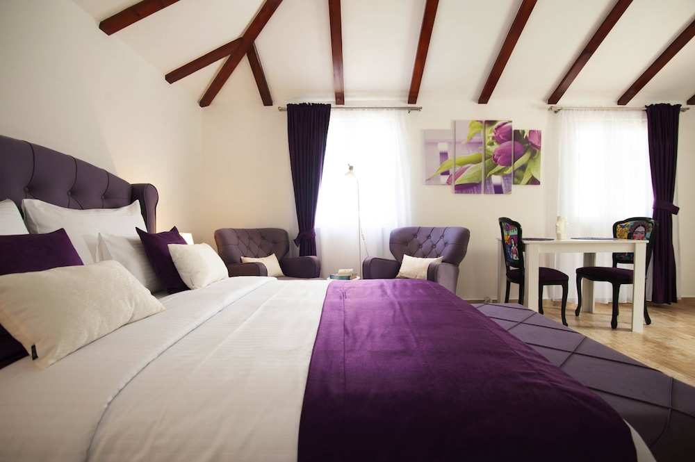DELUXE, STUDIO, SUITE