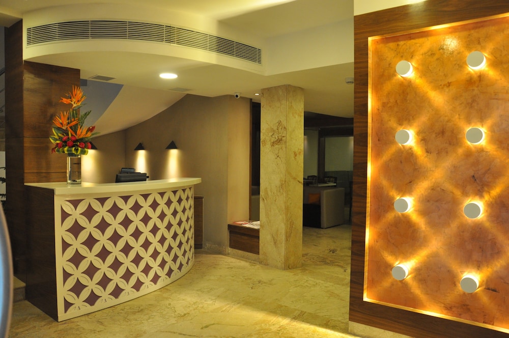 La Woods Hotel 7/50