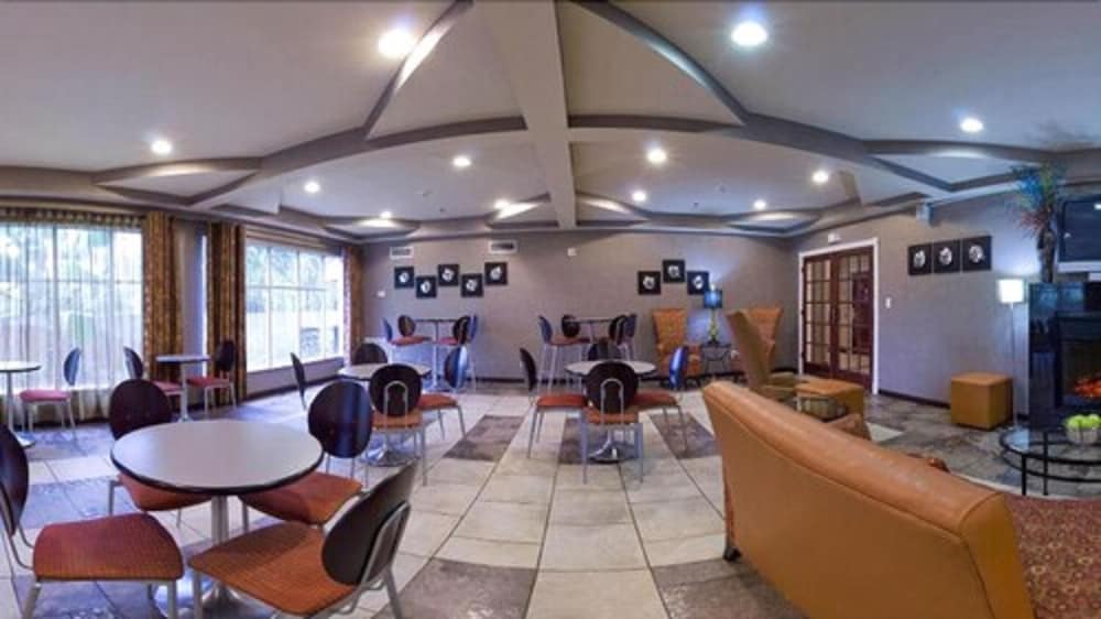 Holiday Inn Express Hotel Suites Alexandria 47/62