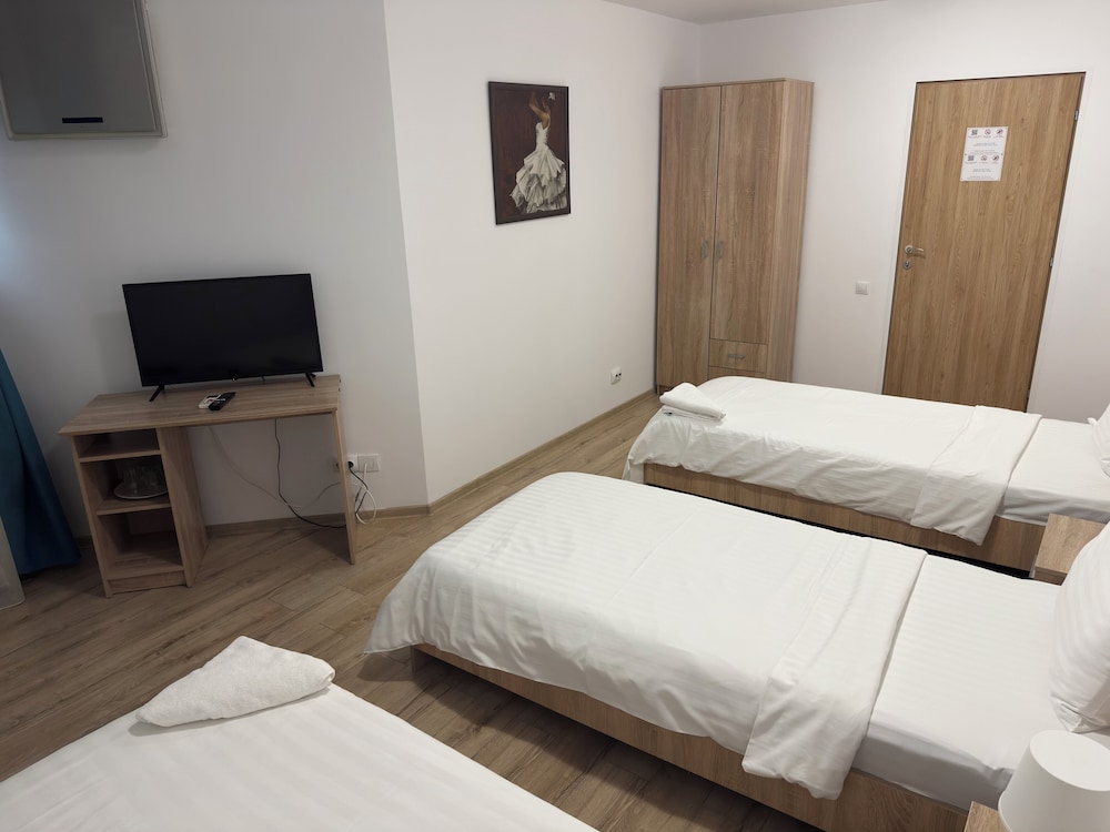 ROOM, TRIPLE, SHARED BATHROOM