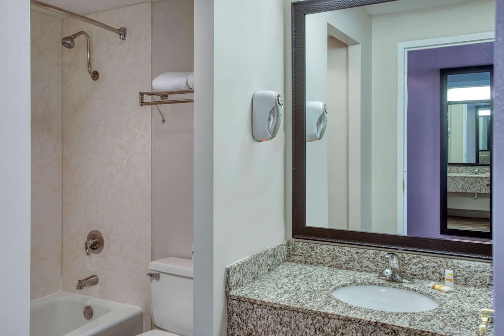 La Quinta Inn & Suites by Wyndham Minneapolis Bloomington W 10/52