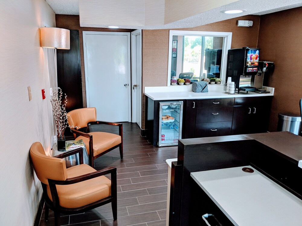 Econo Lodge Gainesville Downtown Area 30/33