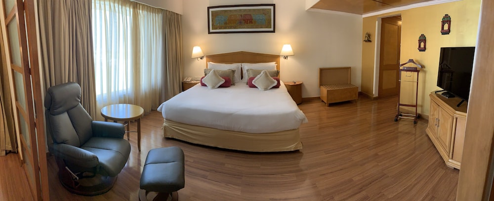 Premium, Suite, Queen Bed, City View