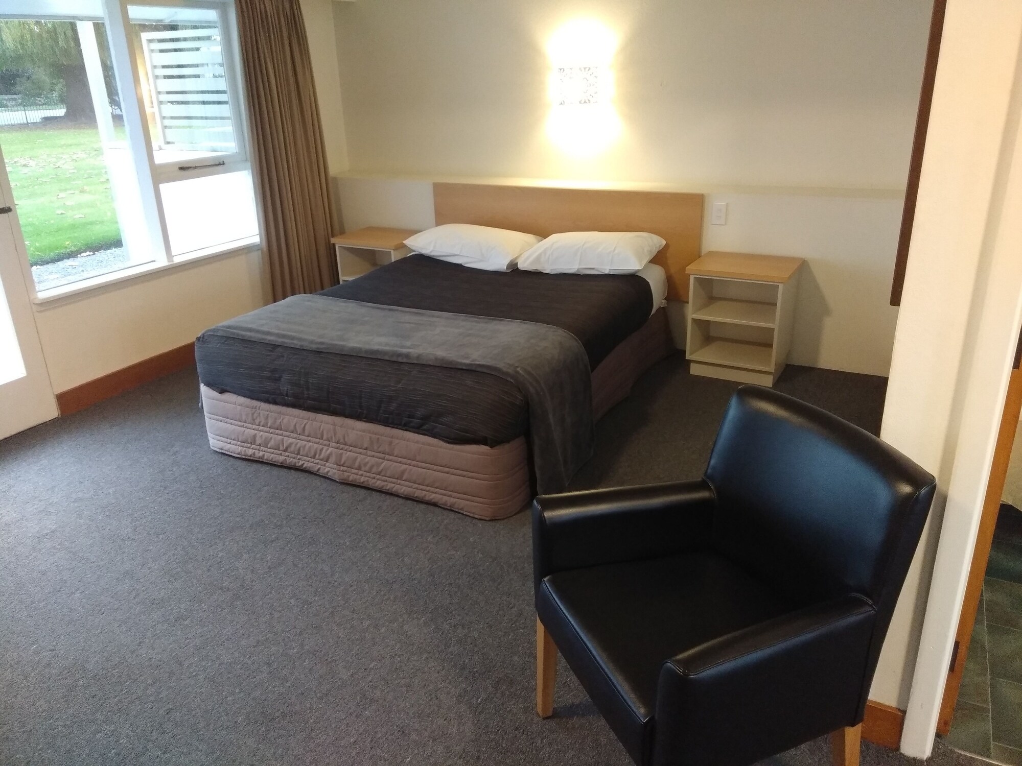 BUDGET, 1 QUEEN AND 1 SINGLE BED