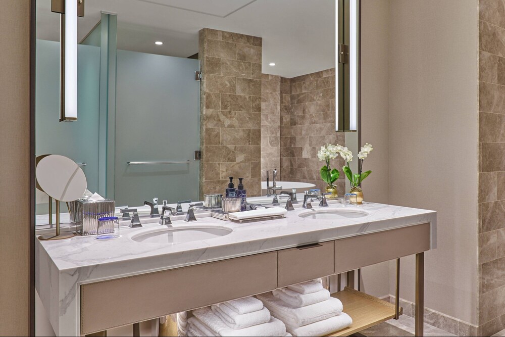 غرفة ديلوكس بسريرين كوين بإطلالة على النهر لذوي الإعاقة، The St. Regis Chicago 3/4
