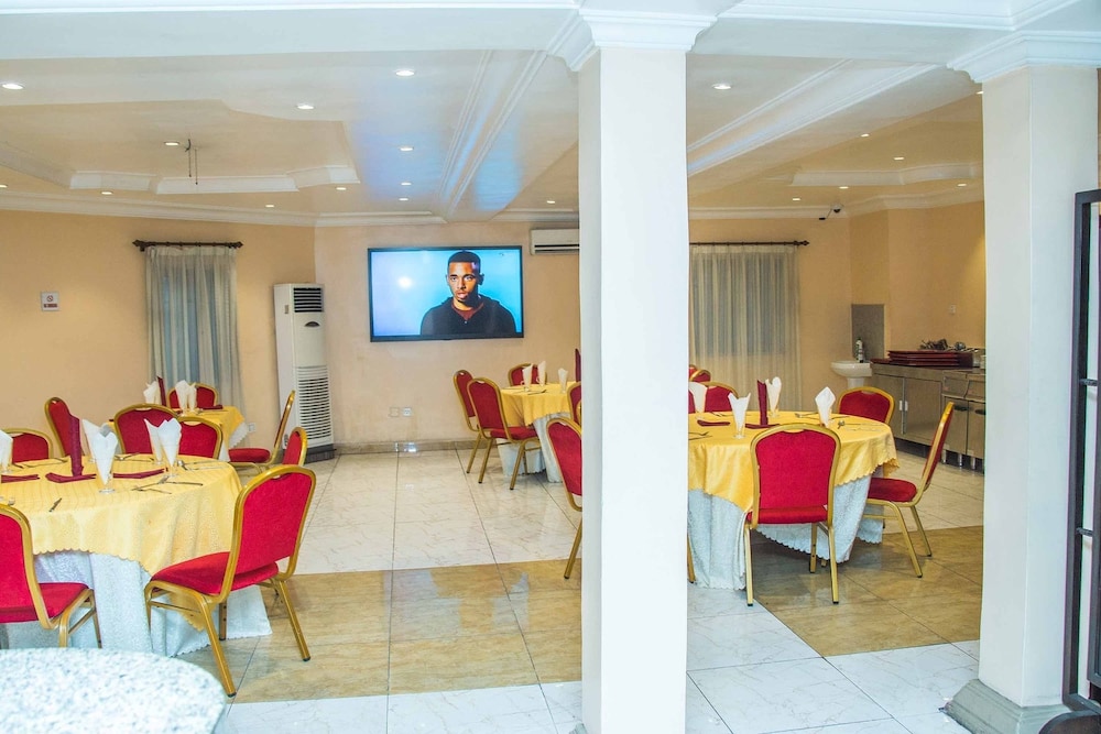 Royal Crest Hotel & Suites 41/50