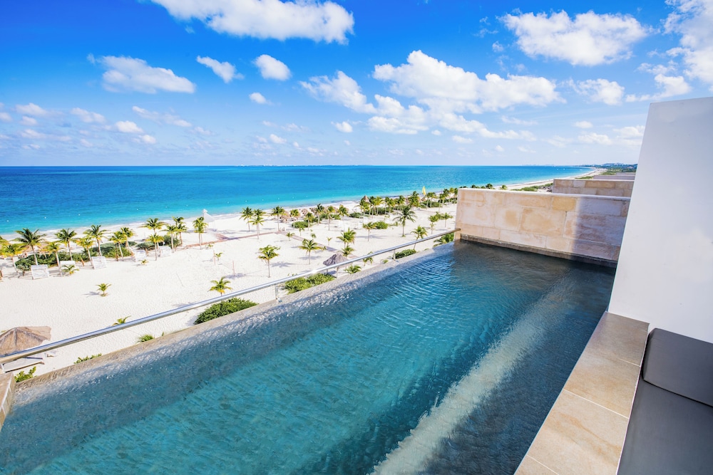 MIRAGE, CLUB, SUITE, OCEAN FRONT, OUTDOOR JETTED TUB